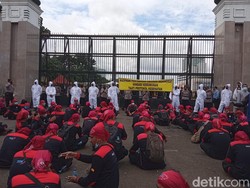 Demo Buruh di DPR, Polisi Berhazmat Bentangkan Spanduk Waspada Omicron