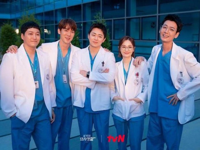 Ilustrasi pekerjaan sebagai dokter di Hospital Playlist