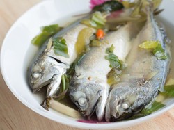 3 Resep Ikan Kembung Kukus yang Pedas Segar dan Praktis Dibuat