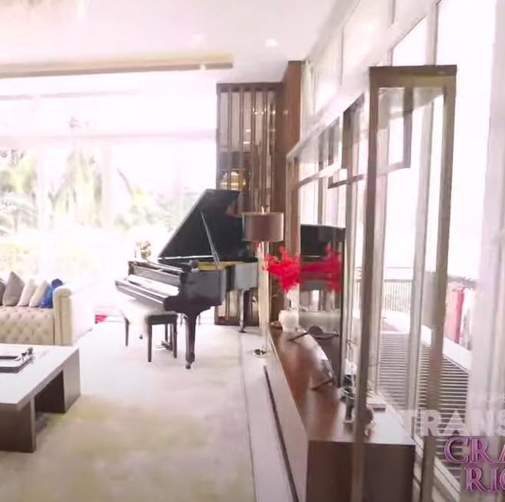 <p>Potret ruang tengah yang dihiasi dengan grand piano serta sofa yang panjang. Rumah semewah ini ternyata merupakan buah perjuangan Airyn yang pernah hidup susah dan melarat. Wah, salut ya! (Foto: YouTube TRANS TV Official)</p>