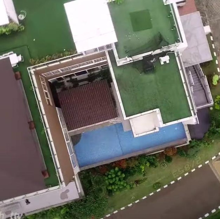 <p>Pengusaha kaya yang dijuluki wanita 1.000 diamond itu memiliki rumah di atas tanah yang luasnya lebih dari 1.000 meter persegi. Dari luar, rumahnya memiliki desain arsitektur yang modern. (Foto: YouTube TRANS TV Official)</p>