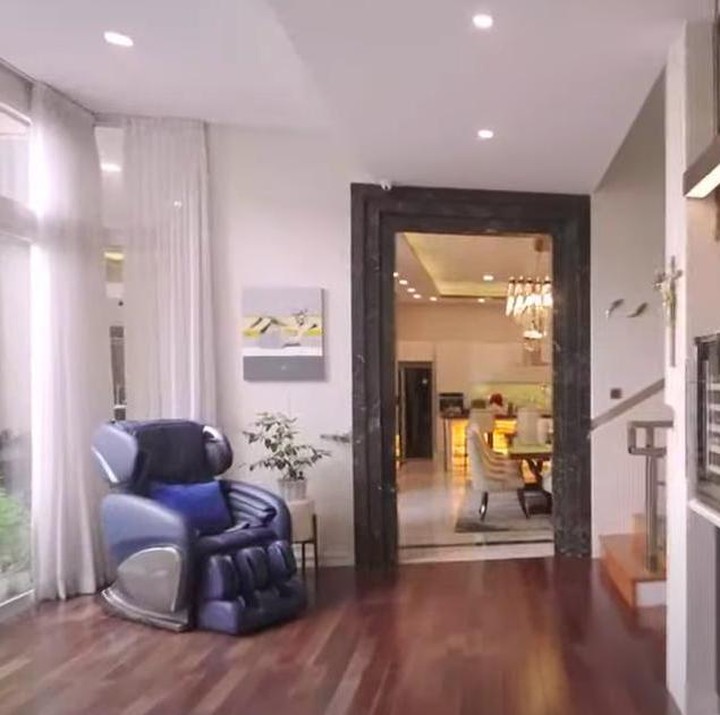 <p>Airyn sengaja membangun rumah dengan suasana seperti vila dengan tujuan untuk menghilangkan penat setelah bekerja seharian, Bunda. (Foto: YouTube TRANS TV Official)</p>