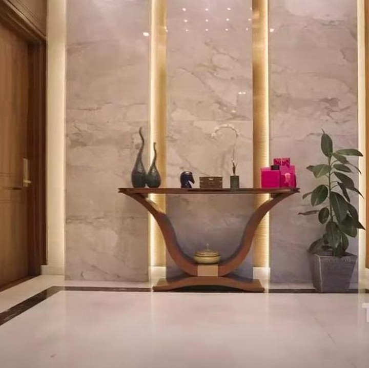 <p>Di dalamnya, terlihat jelas bahwa desain interior juga mengikuti desain keseluruhan rumahnya yang modern. Airyn mengaku ia menyukai interior yang bernuansa bronze gold. (Foto: YouTube TRANS TV Official)</p>