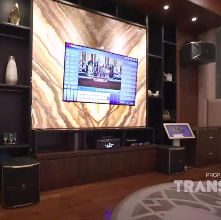 <p>Kalau yang ini merupakan ruangan karaokenya, Bunda. Yang menarik di bagian belakang TV-nya itu bukan dinding marmer biasa, lho, melainkan dinding onyx. Dinding dengan bahan tersebut ditaksir nilainya hampir seharga mobil. (Foto: YouTube TRANS TV Official)</p>