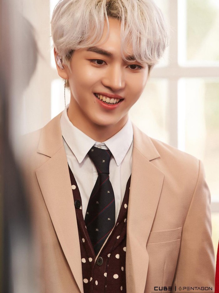 Saat PENTAGON comeback dengan lagu ‘Naughty Boy’, Kino mewarnai rambutnya dengan warna putih! Still look gorgeous, ya!/ Foto: twitter.com/CUBE_PTG