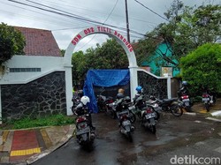 Penusukan Guru SD di Bandung Disaksikan Orang Tua Murid