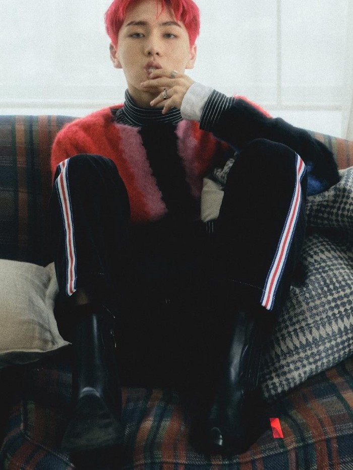 Sebagai orang yang berani tampil beda, Kino juga pernah mewarnai rambutnya saat PENTAGON promosi lagu ‘Sha La La’ nih, Beauties!/ Foto: twitter.com/CUBE_PTG