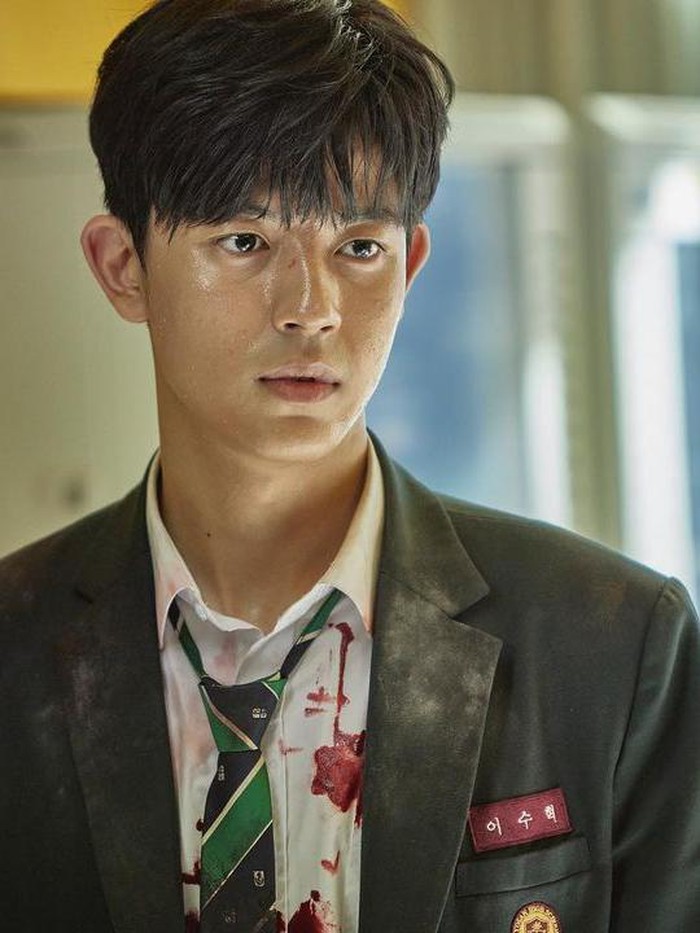 Sedangkan Lomon berperan sebagai Lee Su Hyeok. Ia merupakan salah satu siswa yang tertarik untuk dekat dengan Choi Nam Ra. Keduanya akhirnya dekat setelah tersebarnya virus zombie di sekolah./ Foto: instagram.com/lomon991111