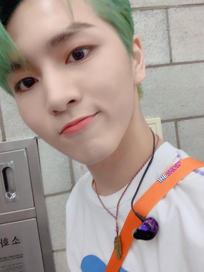 Selain biru, Kino juga pernah lho menggunakan warna hijau untuk rambutnya ketika tampil di SBS The Show membawakan lagu ‘Spring Snow’./ Foto: twitter.com/sbsmtvtheshow