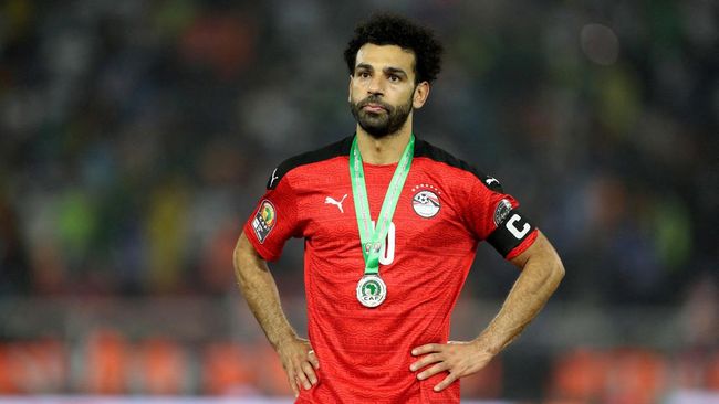 Sadio Mane terlihat menghibur dan menguatkan Mohamed Salah yang harus berdiri sebagai tim yang kalah di laga tersebut.