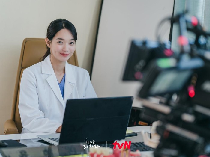 Shin Min Ah berperan sebagai dokter gigi di Hometown Cha Cha Cha
