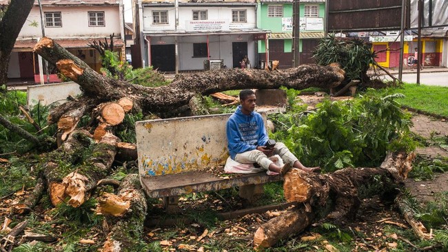 Setidaknya 10 orang tewas dan 48 ribu warga terpaksa mengungsi karena Siklon Batsirai yang menerjang Madagaskar pada akhir pekan hingga Minggu (6/2).