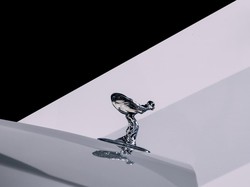 Logo Legendaris Spirit of Ecstasy Rolls-Royce Berubah Desain di Ultah ke-111