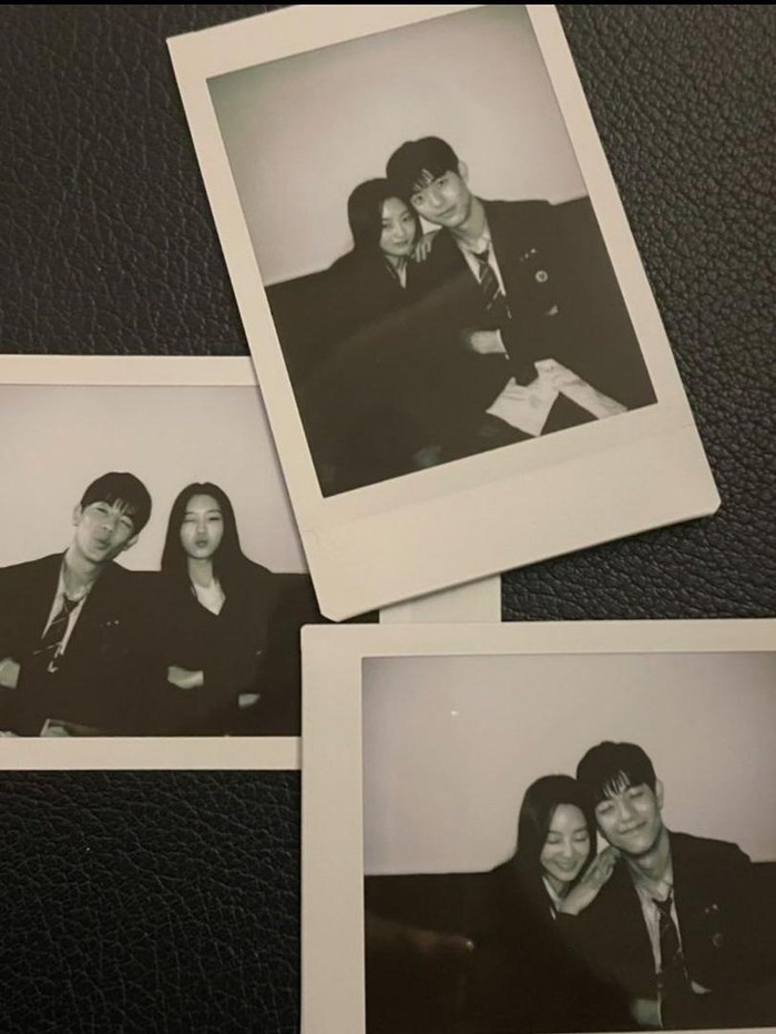 Tak hanya di depan kamera, kedekatan Lomon dan Cho Yi Hyun juga berlangsung di balik layar. Interaksi keduanya juga sukses bikin penggemar kegirangan./ Foto: instagram.com/lomon991111