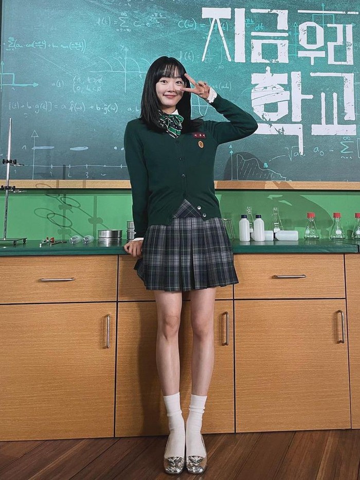 Terlepas dari karakter jahat tersebut, penampilannya kali ini bikin gemas. Karakter Lee Na Yeon berpenampilan rapi dengan rambut panjang tergerai indah. Tak lupa poni rata membuatnya terlihat sebagai siswi yang manis./ Foto: instagram.com/leeyoum262