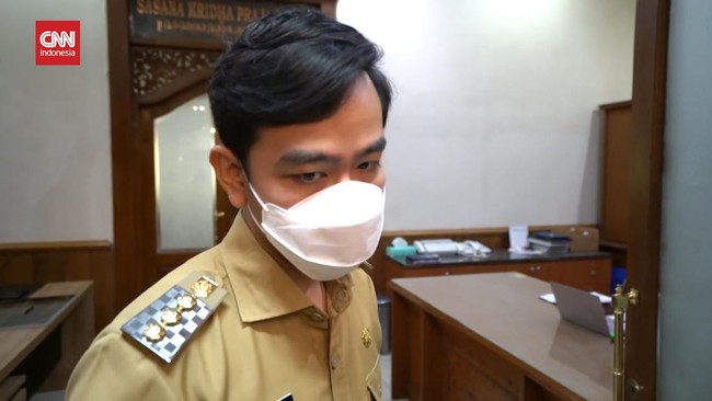 Gibran Buka Kemungkinan Revisi Kenaikan PBB Kota Solo Gibran Rakabuming membuka peluang untuk revisi kenaikan PBB Kota Solo usai bertemu pihak DPRD Kota Solo.