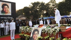 FOTO: Upacara Kremasi Penyanyi Legendaris India Lata Mangeshkar