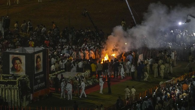 FOTO: Upacara Kremasi Penyanyi Legendaris India Lata Mangeshkar