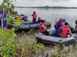 7 Perahu Karet Sisir Waduk Gondang Lamongan Cari 2 Korban yang Tenggelam