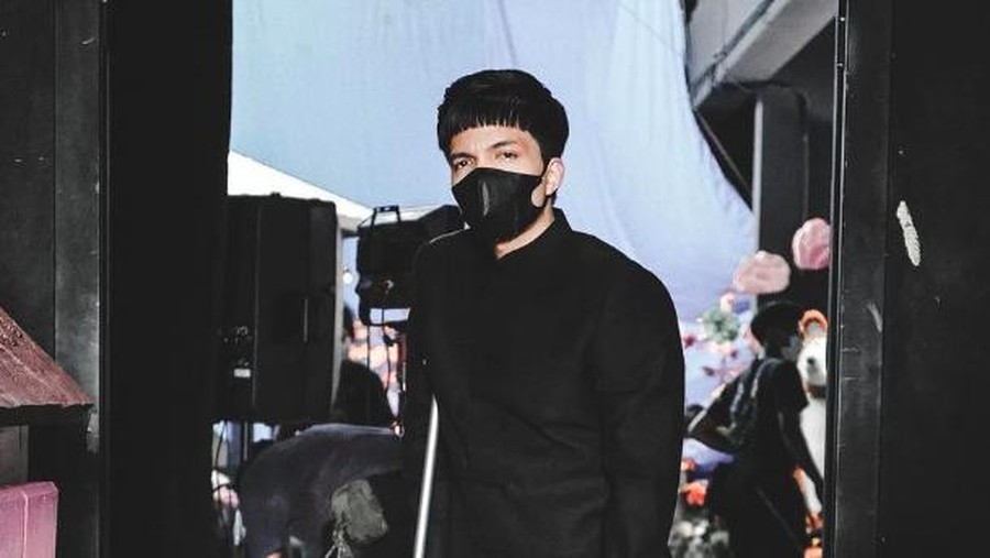 Atta Halilintar pakai tongkat karena engke bermasalah&period;