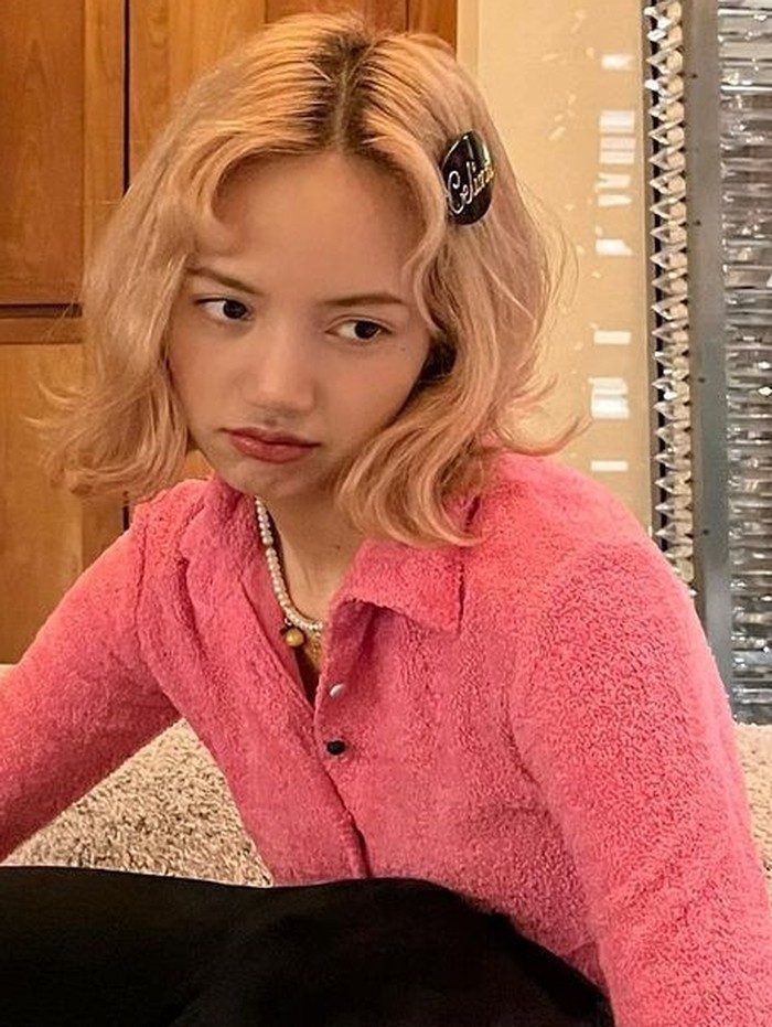 Awalnya, Lisa mengaku kalau ia sangat tidak percaya diri untuk memperlihatkan bagian dahinya, sehingga ia selalu tampil dengan rambut berponi./ foto: instagram.com/lalalisa_m