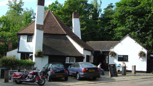 Bar yang diklaim tertua di Inggris dan sudah berusia lebih dari 1000 tahun, Ye Olde Fighting Cocks, terpaksa tutup karena masalah keuangan dan pandemi Covid-19.