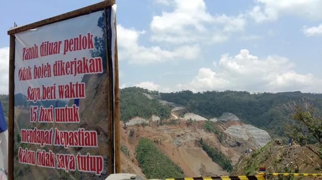 Desa Wadas mencekam dikepung pasukan polisi yang mengawal BPN mengukur tanah untuk penambangan batu. Siapa benar, dan apa yang bisa dimaknai dari peristiwa itu?