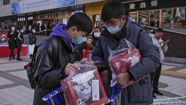 FOTO: Berburu Suvenir Olimpiade Musim Dingin Beijing yang Langka