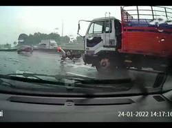Detik-detik Pemotor Lolos dari Maut, Hampir Terlindas Truk setelah Terjatuh