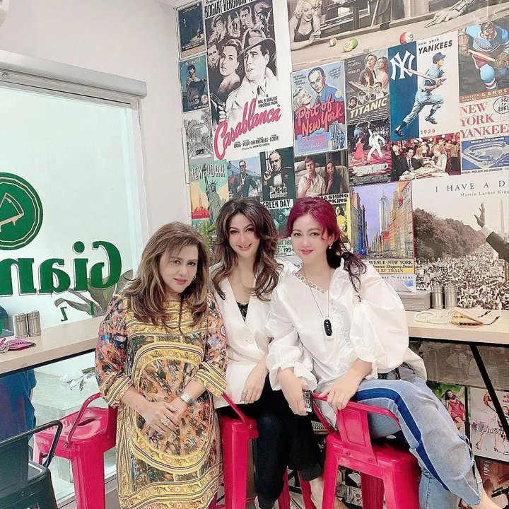 <p>Walau tak lagi sesering dahulu tampil di layar kaca, kini ia sukses menjalankan bisnis di bidang kencantikan. (Foto: Instagram @_dianapungky_)<br /><br /><br /></p>