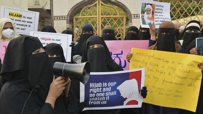 Sejumlah siswi di India menggelar aksi protes dengan belajar di luar sekolah karena tak diperbolehkan masuk gedung gara-gara memakai hijab.