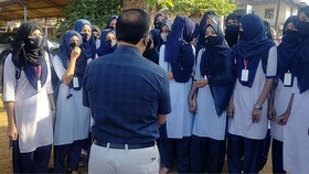 FOTO: Lara Siswi Muslim India Dilarang Masuk Kelas karena Pakai Hijab