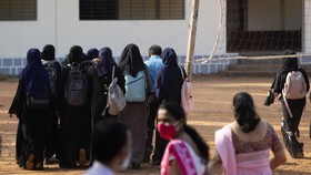 Dilarang Masuk karena Pakai Hijab, Siswi India Belajar di Luar Sekolah