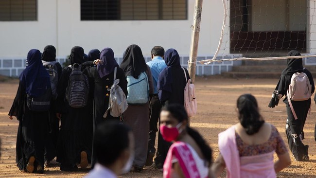 Sejumlah siswi di India menggelar aksi protes dengan belajar di luar sekolah karena tak diperbolehkan masuk gedung gara-gara memakai hijab.