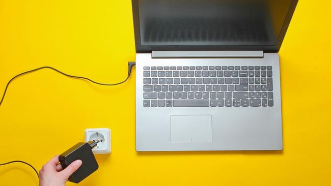 Menurut Science Alert, komponen laptop-termasuk baterainya, seringkali terlalu padat untuk divisualisasikan oleh mesin sinar-X bandara standar.