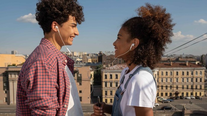 Penuh Cinta, 5 Rekomendasi Lagu Romantis Ini Siap Menemanimu di Hari Valentine