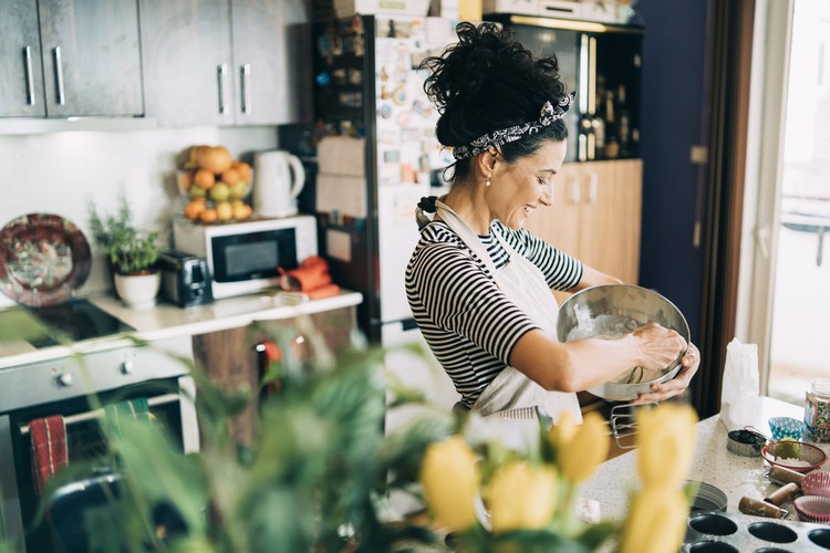 ilustrasi wanita memasak Close-up of a beautiful woman baking muffins