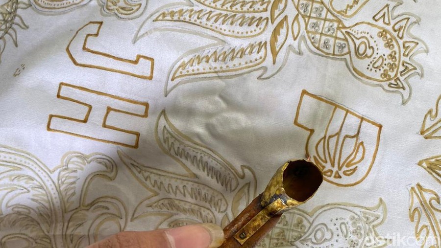 Nama Blitar makin go internasional. Buktinya, bintang NBA Justin Holiday memesan batik tulis khusus dari seorang perajin batik Kota Patria ini.