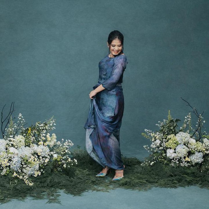 <p>Pemotretan itu terkesan sederhana namun elegan. Latar foto Kahiyang berwarna hijau teal, lengkap dengan dekorasi kursi dan beragam bunga bernuansa putih. (Foto: Instagram @ayanggkahiyang)</p>