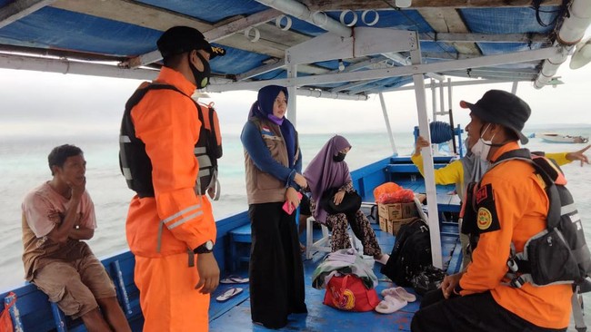 Kapal motor mengangkut 24 anggota Tim Covid-19 Puskesmas Konawe terjebak di lautan Sulawesi saat berlayar ke lokasi vaksinasi di Kepulauan Saponda Darat.