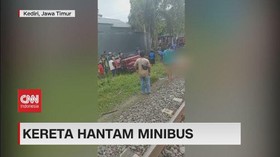 VIDEO: Kereta Hantam Minibus di Kediri