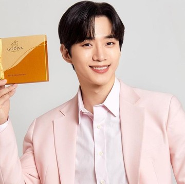 img-title Punya Senyum Semanis Cokelat Hari Valentine, Lee Junho 2PM Jadi Model Baru Brand 'Godiva Korea'
