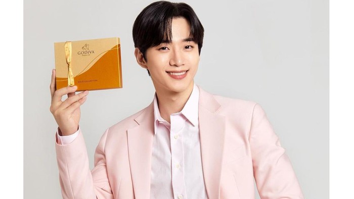 Punya Senyum Semanis Cokelat Hari Valentine, Lee Junho 2PM Jadi Model Baru Brand 'Godiva Korea'