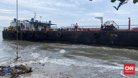 Cuaca Buruk Sepekan Terakhir di Merak, Kapal Tongkang Kandas