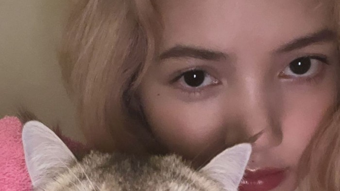 Namun karena dukungan penggemar, ia berhasil mengalahkan rasa tidak percaya diri tersebut, dan membuktikan kalau dirinya tetap manis meskipun dengan model rambut tanpa poni!/ foto: instagram.com/lalalisa_m