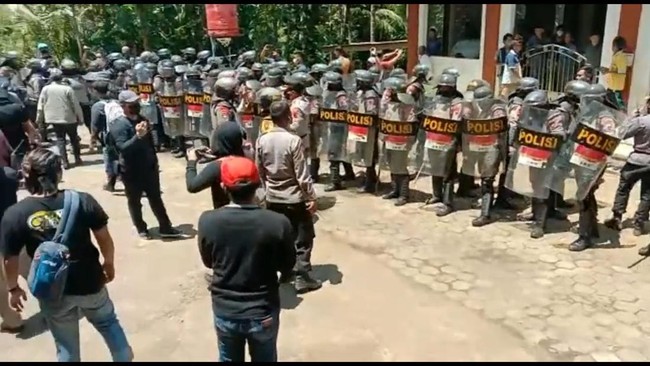 Propam Polda Jateng memeriksa seorang personel Brimob terkait dugaan kekerasan saat kericuhan pengukuran lahan di Wadas.
