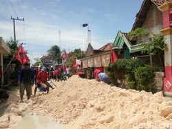 235 Meter Jalan Tergenang Dampak Bengawan Njero Lamongan Diuruk Batu Kapur