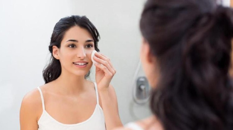 MENUTRISI KULIT DAN MEMBUATNYA CERAH Meski di rumah saja bukan berarti perawatan kulit wajah dan pemakaian skincare harus diabaikan. Jika perlu, lakukan double cleansing, Bunda!