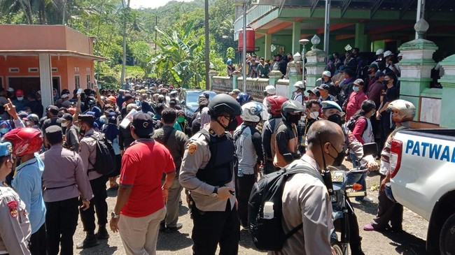 Aparat kepolisian bersenjata dengan baju pelindung dan tameng ini masuk ke Desa Wadas sekitar pukul 09.00 WIB. Mereka menangkap warga yang dicap memprovokasi.