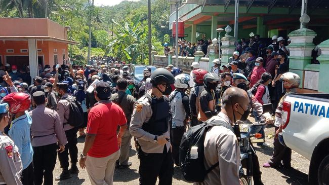 Warga Sebut 63 Orang Ditangkap Sejak Polisi Kepung Desa Wadas Dari 63 warga Desa Wadas yang ditangkap polisi, sebagian besar merupakan anak-anak muda.